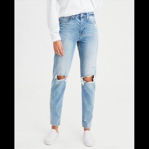 AE Ripped Mom Jean (size 6)